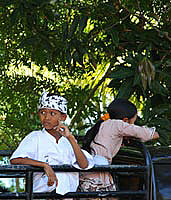 Balinese jongen op weg naar een ceremonie